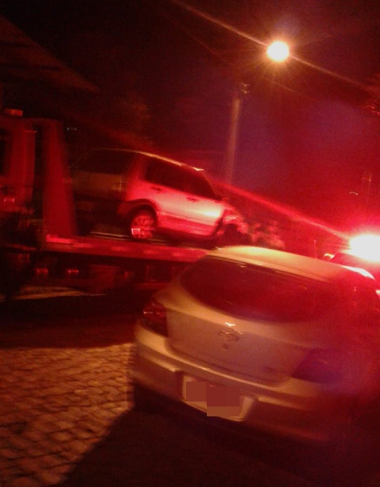 Carro desgovernado colide em outro na rua e atinge muro de residência em Capinzal