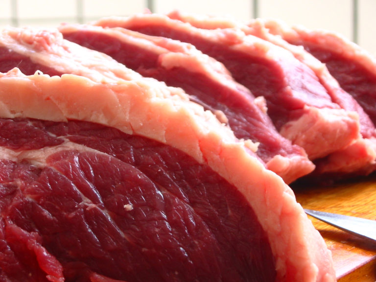 Governo anuncia retomada de exportação de carne bovina à China
