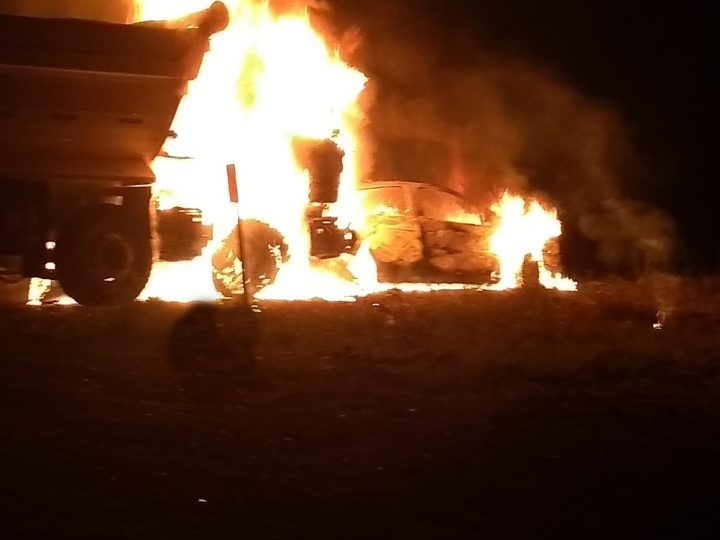 Carro e caminhão são consumidos pelo fogo após colisão frontal em Xanxerê