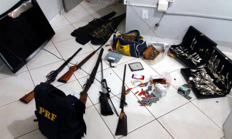 Objetos roubados em Capinzal, incluindo armas, são recuperados após assaltantes baterem o carro