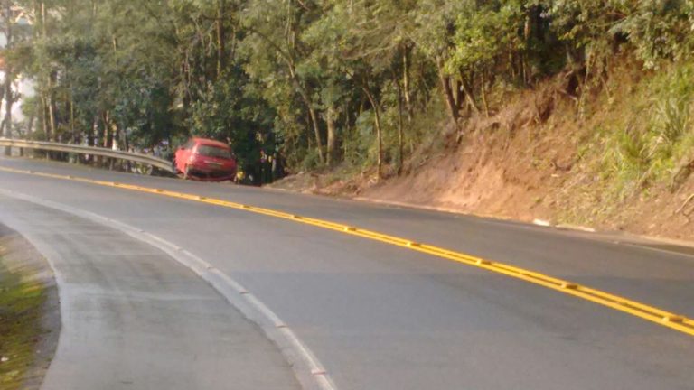 Veículo sai da pista e colide em guardrail em Lacerdópolis