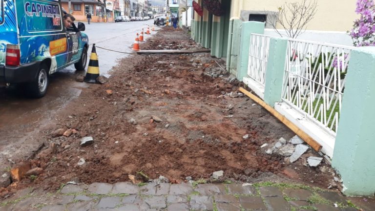 Retomados os trabalhos de remoção de calçadas na área central do município de Ouro