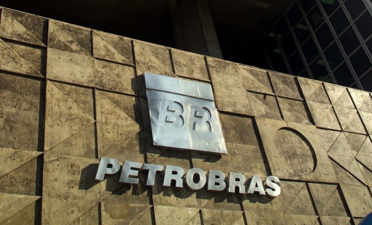 Bolsonaro diz que determinou revisão de contratos da Petrobras ligados à cultura