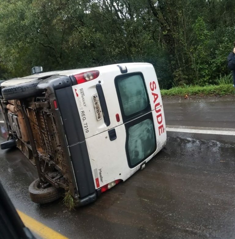 Van que transportava pacientes sofre acidente na BR-282 em Vargem Bonita