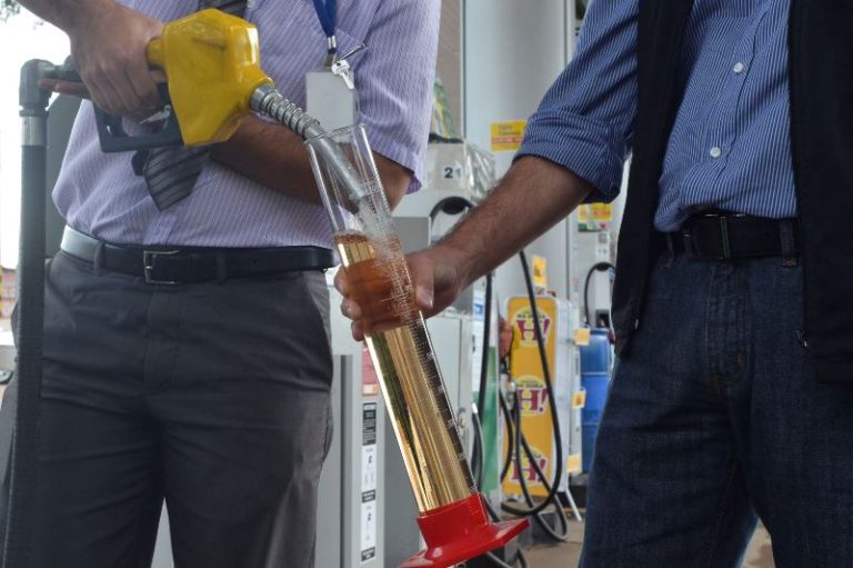 Gasolina mais barata: Petrobras reduz em 3% preço nas refinarias