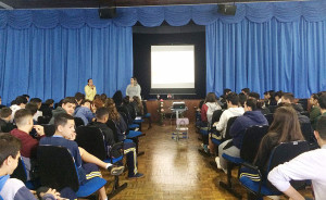Alunos da Escola Municipal Viver e Conhecer  de Capinzal participam de palestra educativa