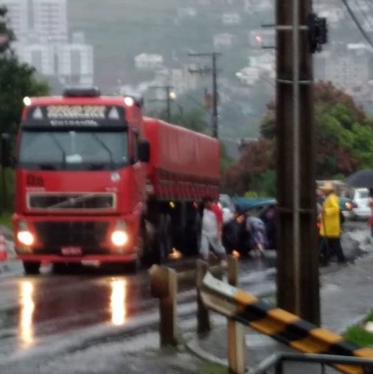 Colisão deixa o trânsito lento no Acesso Cidade Alta em Capinzal