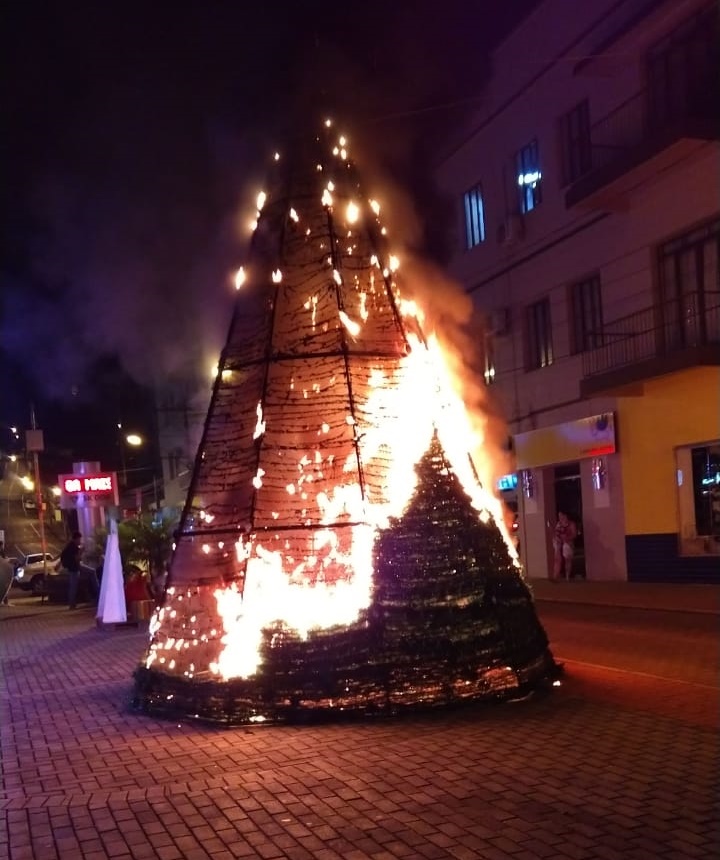 Capinzal: Caixa de fósforos desperta suspeita em relação ao incêndio que destruiu árvore de Natal