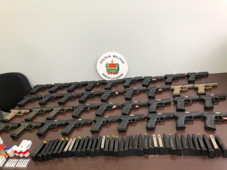 PM apreende grande quantidade de pistolas e carregadores em Chapecó