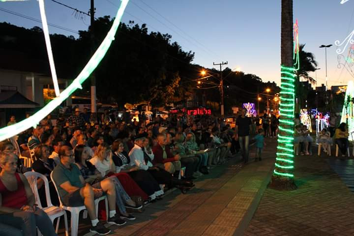 Estudantes dão show em Noite cultural do Brilho de Natal em Piratuba