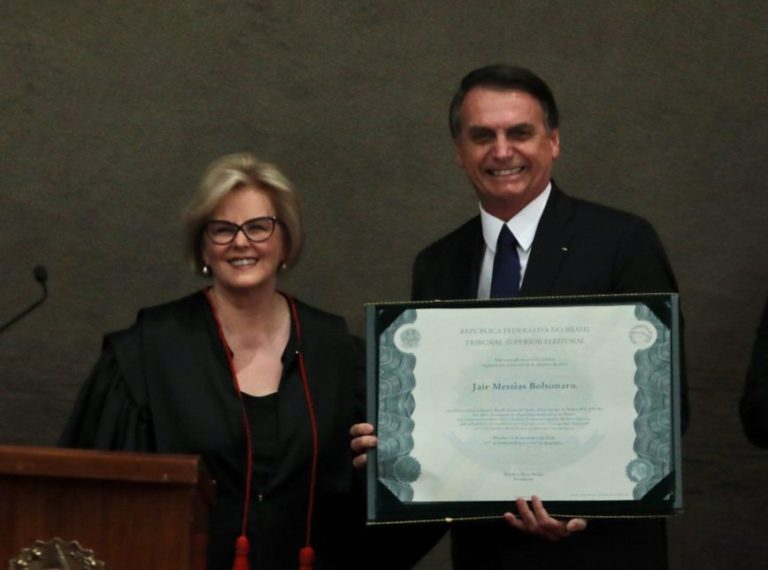 Bolsonaro recebe diploma do TSE e é oficializado como 38º presidente do Brasil