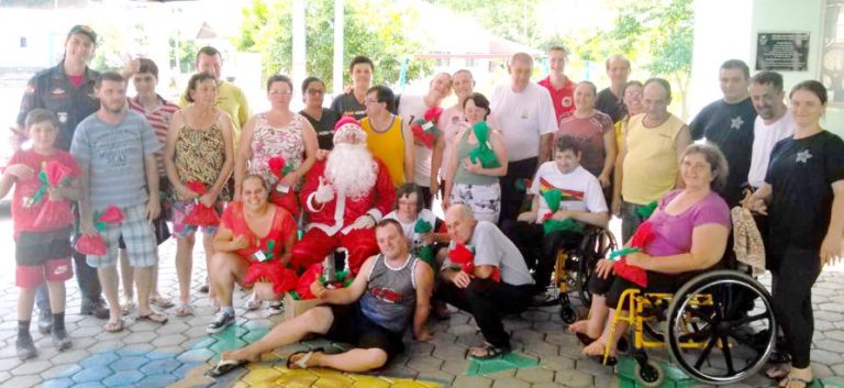 “Bombeiro Noel” de Piratuba visita alunos da APAE em Ipira