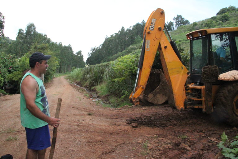 Obras e Infraestrutura Rural avança com frente de serviço em estradas do interior de Piratuba
