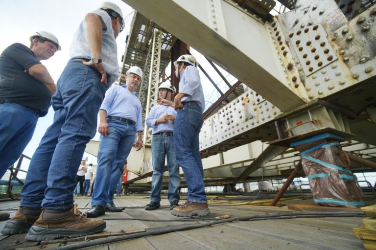 Governador visita obras de restauração da ponte Hercílio Luz pela primeira vez
