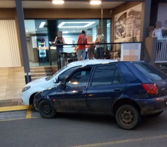Homem é preso por dirigir embriagado e colidir em dois carros estacionados no centro de Capinzal
