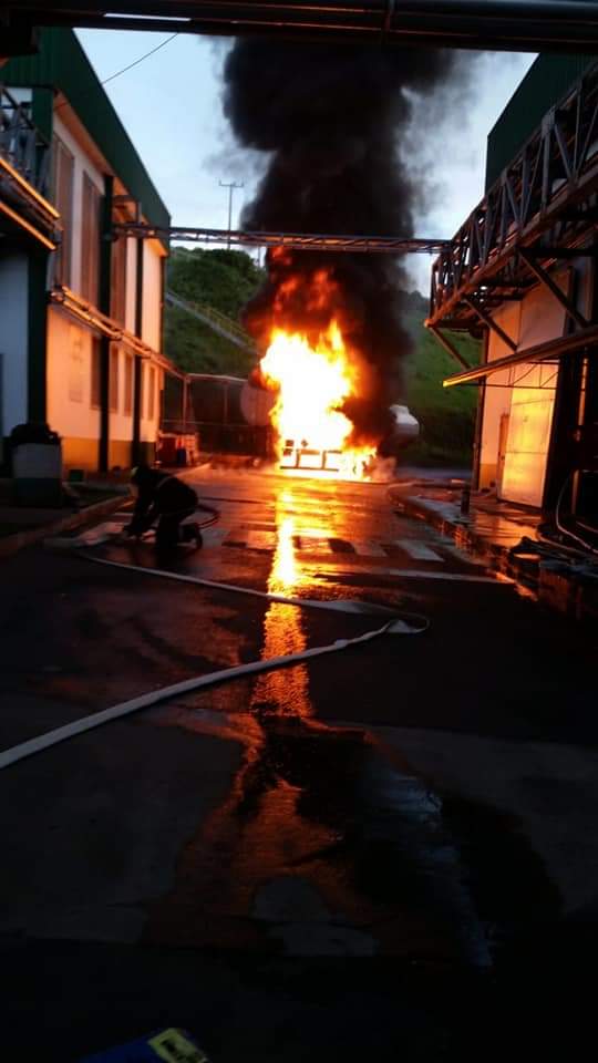 Incêndio em tanque de combustível assusta funcionários de laticínio em Treze Tílias