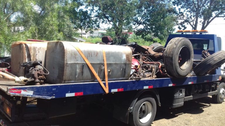 PM estoura desmanche e recupera partes de um caminhão em Campos Novos