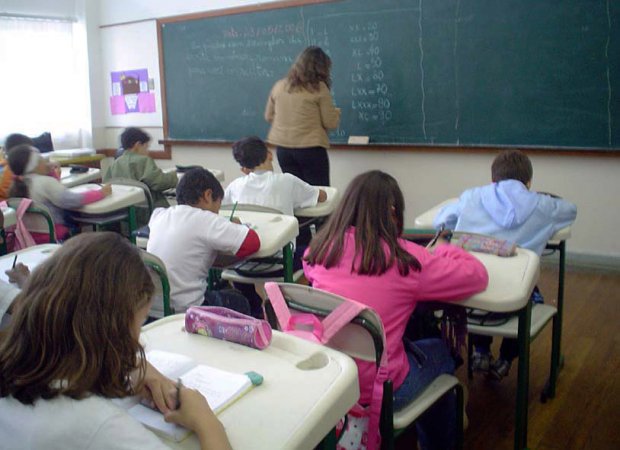Governo de Santa Catarina anuncia pagamento do piso para professores em janeiro