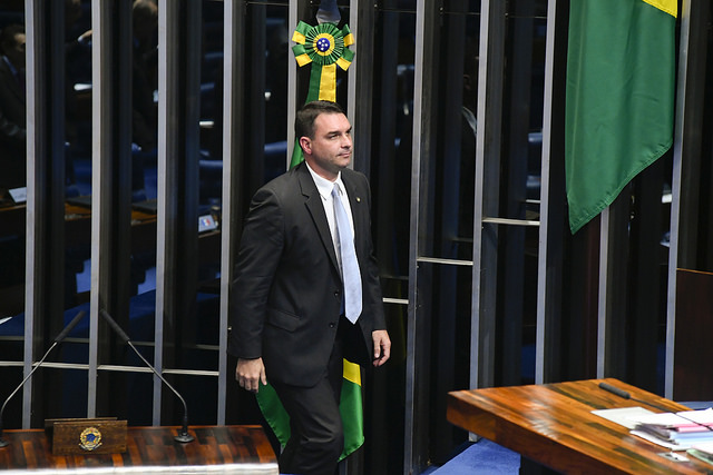 Flávio Bolsonaro rebate revista: “Ilação irresponsável”