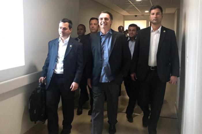 Bolsonaro recebe alta do hospital e embarca para Brasília