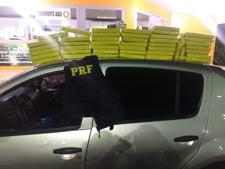 PRF apreende 40 kg de maconha em carro com placas de Videira