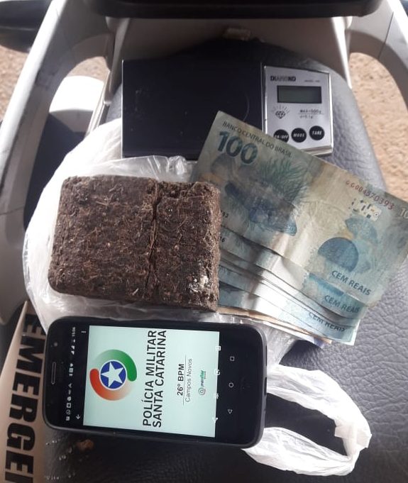 Homem é preso pela PM com 270 gramas de maconha e dinheiro em Campos Novos