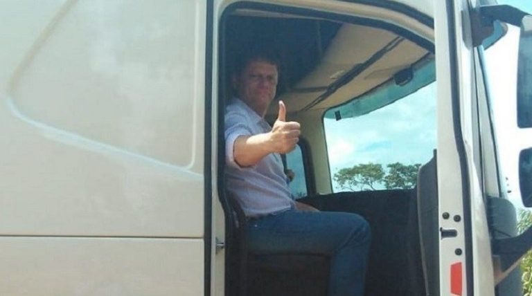 Ministro Tarcísio de Freitas viaja de caminhão para conferir situação da BR-163