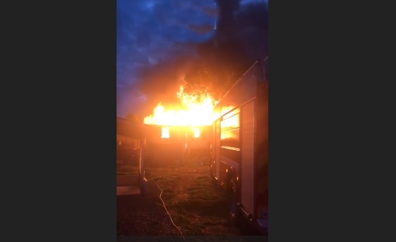 Casa de madeira é destruída por incêndio em Campos Novos