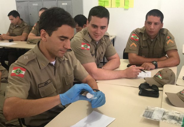 IGP capacita policiais para manipulação de reagentes e analise de drogas apreendidas