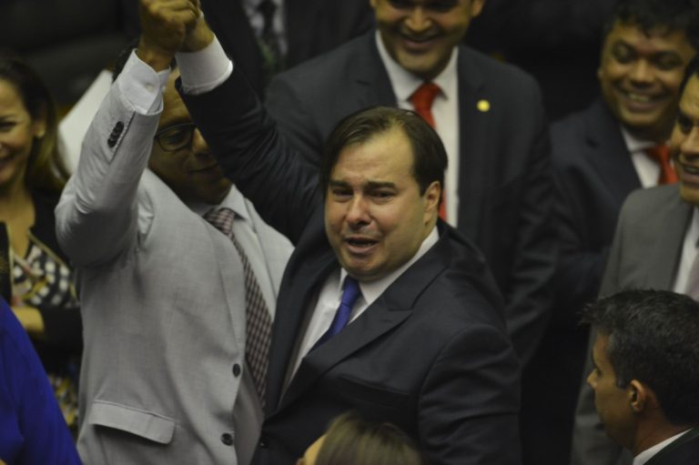 Rodrigo Maia é reeleito presidente e comandará Câmara até 2021