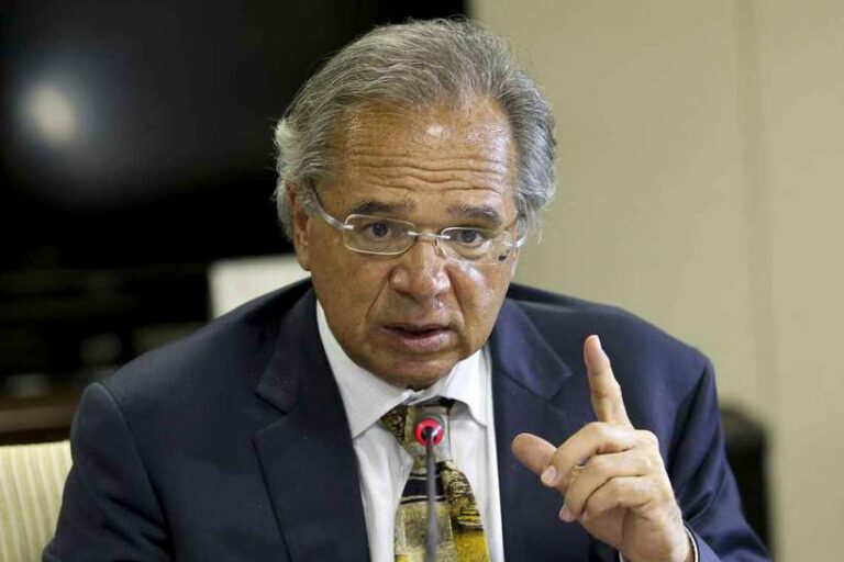 Guedes diz não ter apego ao cargo durante audiência em comissão do Senado