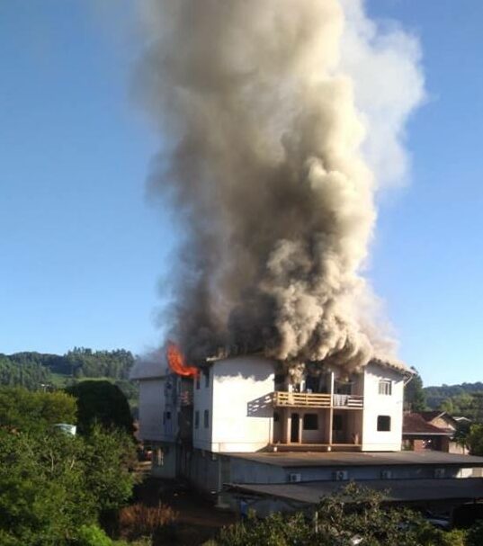Incêndio em prédio deixa dois mortos em São José do Ouro