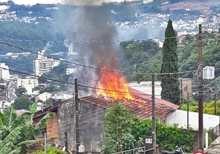 Fogo atinge casa na Rua Marcelino Ramos em Concórdia – VÍDEO