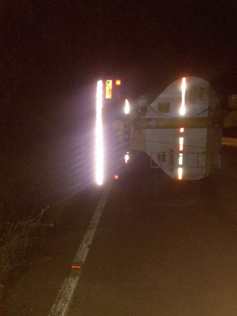 Caminhão graneleiro tomba entre Ponte Serrada e Passos Maia