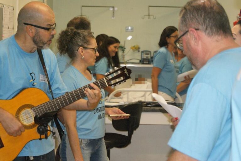 ‘Cantadores da Vida’, de Concórdia, levam música e alegria a pacientes do HUST