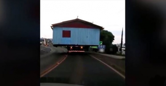 Vídeo de casa transportada por caminhão em SC viraliza nas redes sociais
