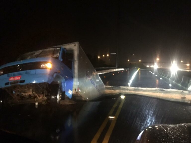 Acessos prejudicados na BR-101 no Sul; caminhão cai em buraco após pista ceder