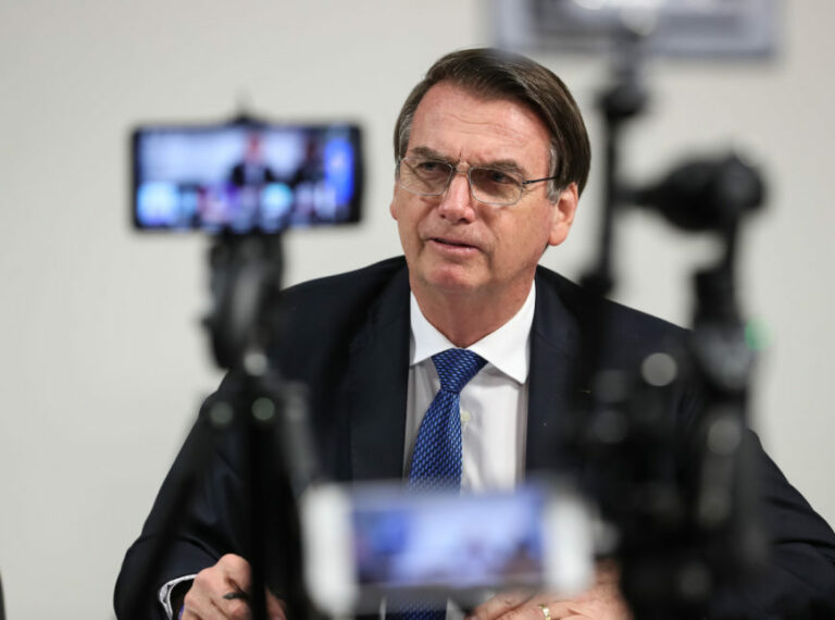 Bolsonaro responde a Luciano Huck com indireta sobre compra de jatinho
