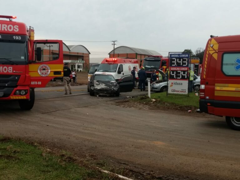 Colisão entre veículos deixa uma pessoa morta e três feridas na BR-282 em Vargeão