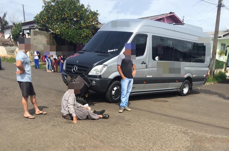 Cadeirante é atropelado por van de transporte escolar, em Campos Novos