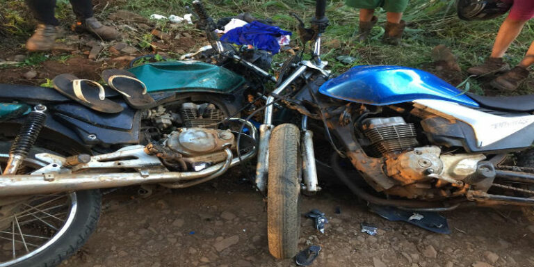 Colisão frontal de motocicletas deixa duas pessoas feridas, em Vargem
