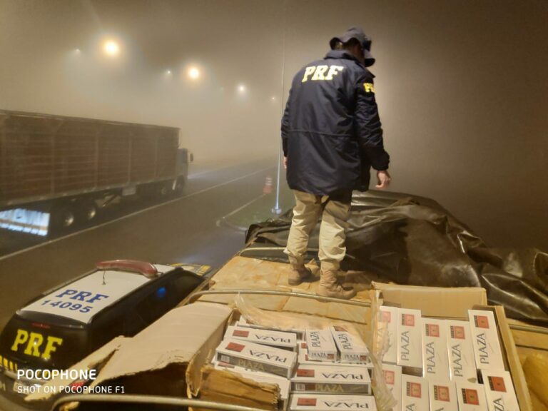 PRF apreende caminhão carregado de cigarros contrabandeados na BR-282