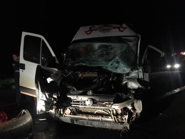 Condutor de Van com placas de Treze Tílias fica preso às ferragens em acidente no PR