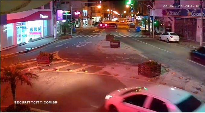 Vídeo: Veja o momento em que veículos colidem no centro de Joaçaba