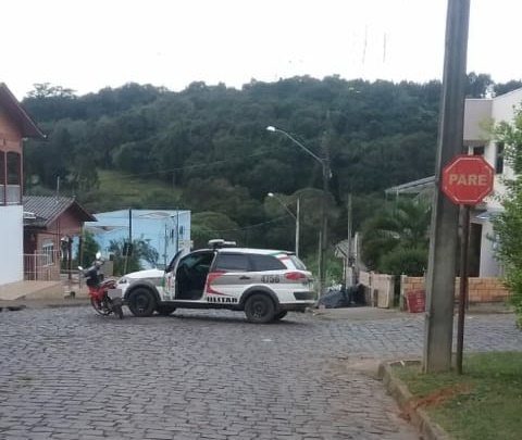 Condutora sem CNH colide motoneta em viatura da PM, em Zortéa