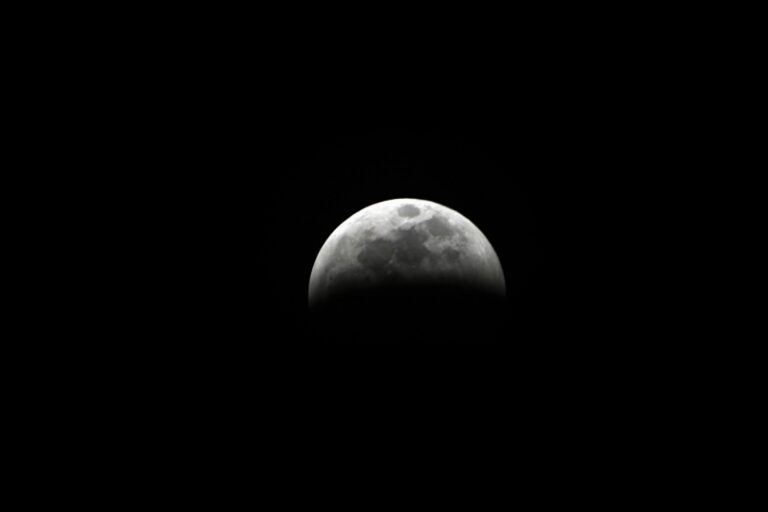 Eclipse parcial lunar desta terça-feira será visível em todo o país