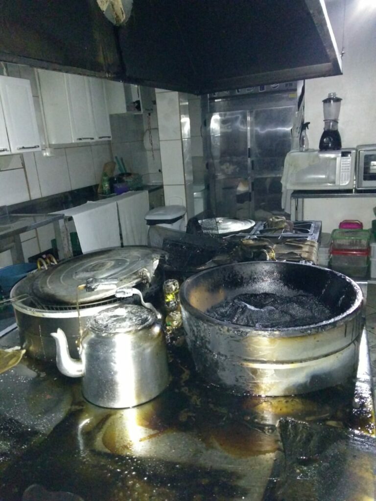 Bombeiros contêm incêndio em cozinha de restaurante em Curitibanos