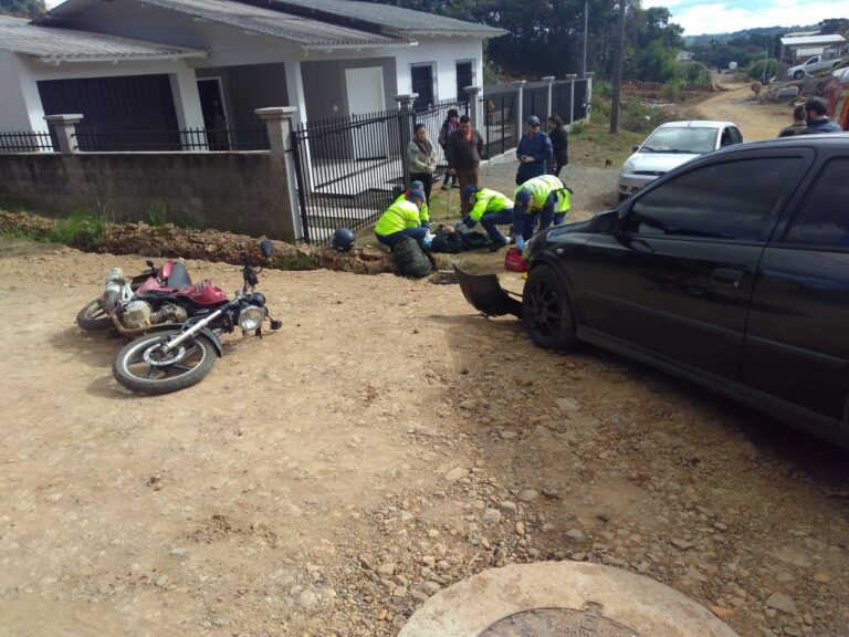 Colisão entre carro e moto deixa um ferido em bairro de Campos Novos