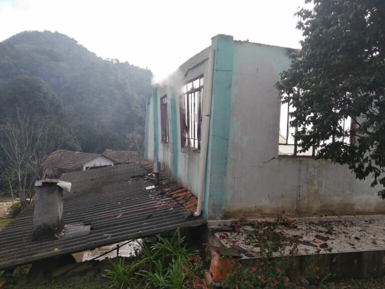 Incêndio destrói residência no interior de Lacerdópolis – fotos e vídeo