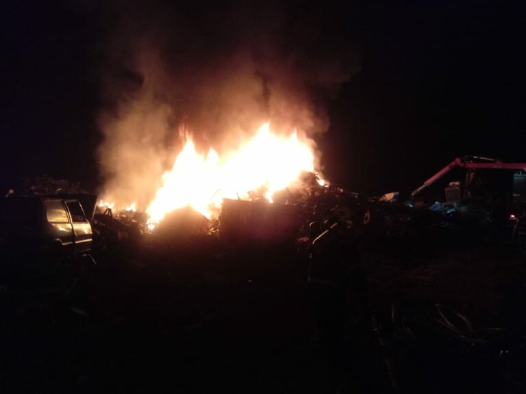 Incêndio em ferro-velho mobiliza bombeiros de Campos Novos